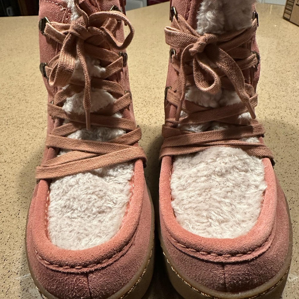 Zodiac pink boots with fur. Size 7.5. Brand new. Never worn. No box.